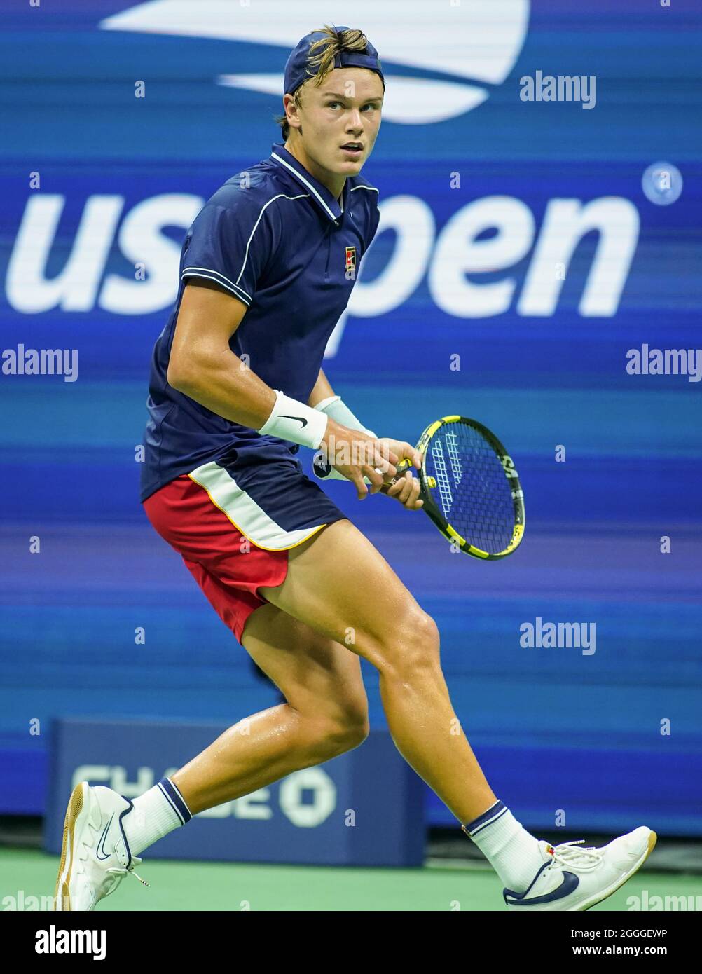 New York, États-Unis. 31 août 2021. Holger Rune, du Danemark, regarde le ballon lorsqu'il prend Novak Djokovic, de Serbie, lors de la deuxième série de leur premier match au stade Arthur Ashe, aux championnats américains de tennis Open 2021 au centre de tennis national de l'USTA Billie Jean King à New York Mardi 31 août 2021. Djokovic a gagné 6-1, 6-7, 6-2, 6-1. Photo de Monika Graff/UPI crédit: UPI/Alay Live News Banque D'Images New York, États-Unis. 31 août 2021. Holger Rune, du Danemark, regarde le ballon lorsqu'il prend Novak Djokovic, de Serbie, lors de la deuxième série de leur premier match au stade Arthur Ashe, aux championnats américains de tennis Open 2021 au centre de tennis national de l'USTA Billie Jean King à New York Mardi 31 août 2021. Djokovic a gagné 6-1, 6-7, 6-2, 6-1. Photo de Monika Graff/UPI crédit: UPI/Alay Live News Banque D'Images
