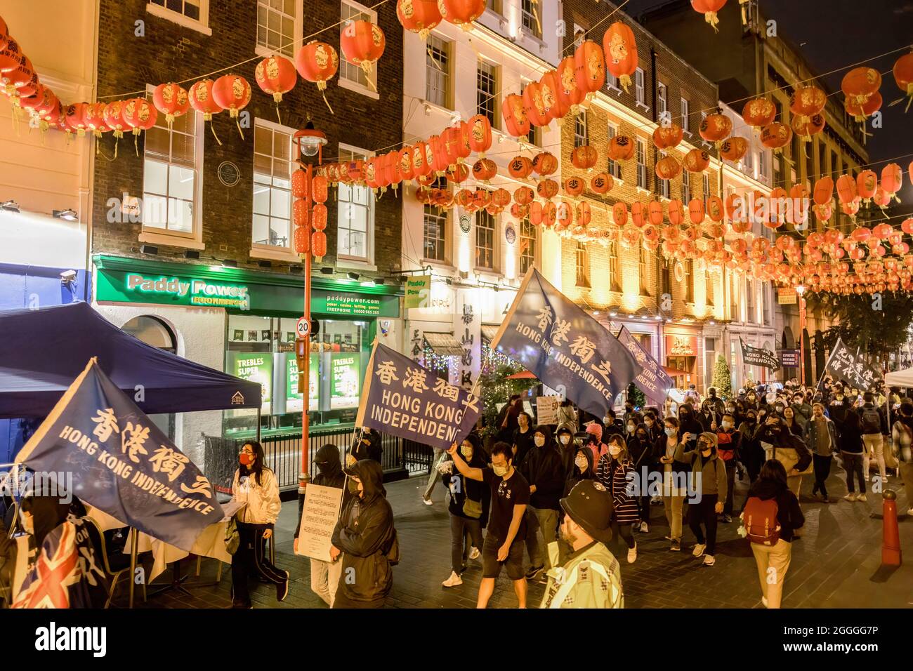 Londres, Royaume-Uni. 31 août 2021. Hong Kongers a vu défiler la ville de Chine tout en agitant des drapeaux qui disent l'indépendance de Hong Kong pendant le rallye.la diaspora de Hong Kong s'est réunie à Piccadilly Circus pour commémorer les actes de brutalité policière qui ont entraîné la mort à la gare du Prince Edward le 31 août 2020. Organisé par le bon voisin de l'Angleterre, Hong Kongers a marché de Piccadilly Circus à Chinatown, pour arriver enfin au HKETO (Hong Kong Economic and Trade Office). Crédit : SOPA Images Limited/Alamy Live News Banque D'Images