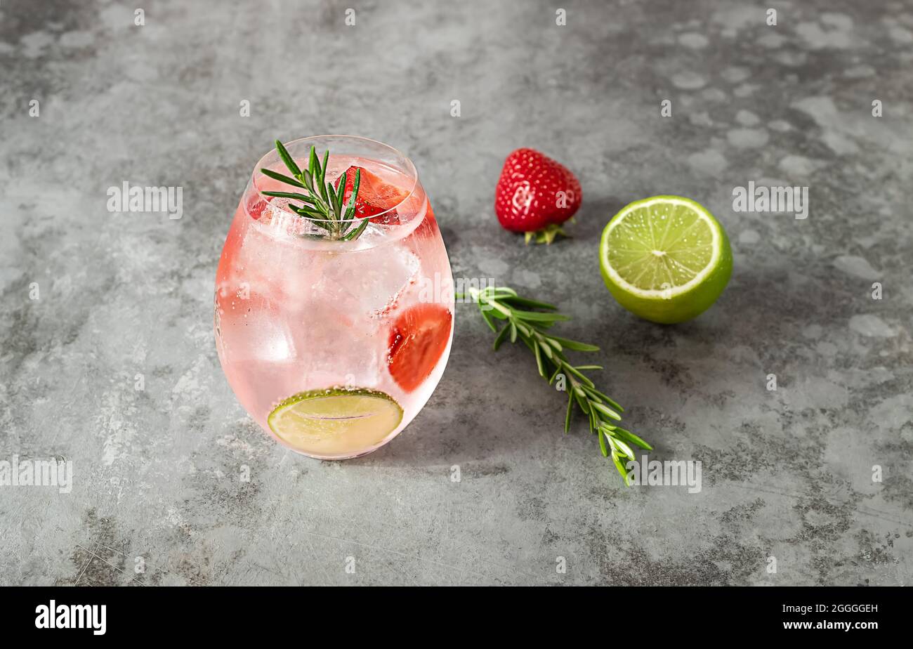 Cocktail de gin rose aux fraises et au romarin, boisson alcoolisée rafraîchissante Banque D'Images