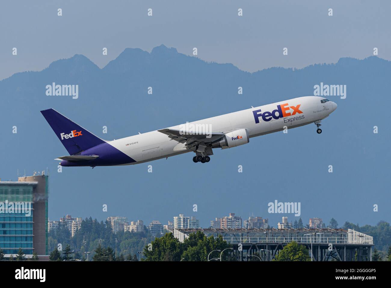 Richmond, Colombie-Britannique, Canada. 25 août 2021. Un Boeing 767-300F (N104FE) FedEx Express part de l'aéroport international de Vancouver. (Image de crédit : © Bayne Stanley/ZUMA Press Wire) Banque D'Images