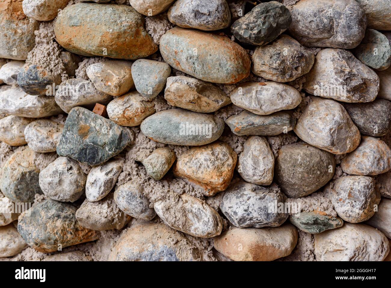 Gros plan du mur avec des pierres arrondies pour la texture et les fonds. Banque D'Images