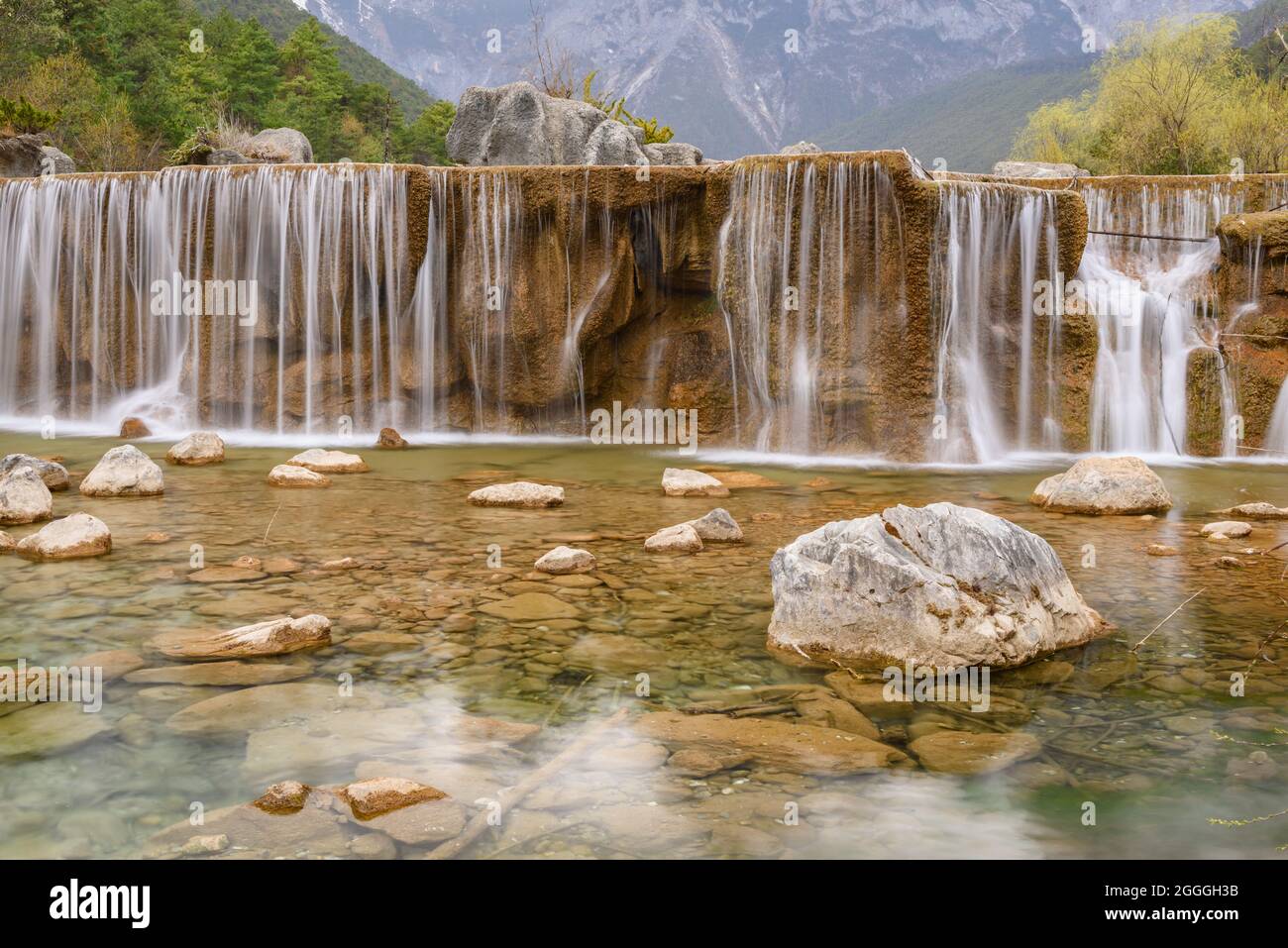 Chutes d'eau majestueuses à la pittoresque Blue Moon Valley, Yunnan, Chine. Banque D'Images