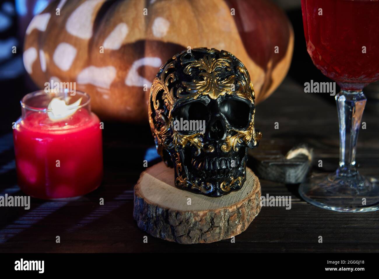 Crâne d'halloween effrayant avec citrouille et vin lors d'une nuit effrayante. Scène Halloween. Banque D'Images