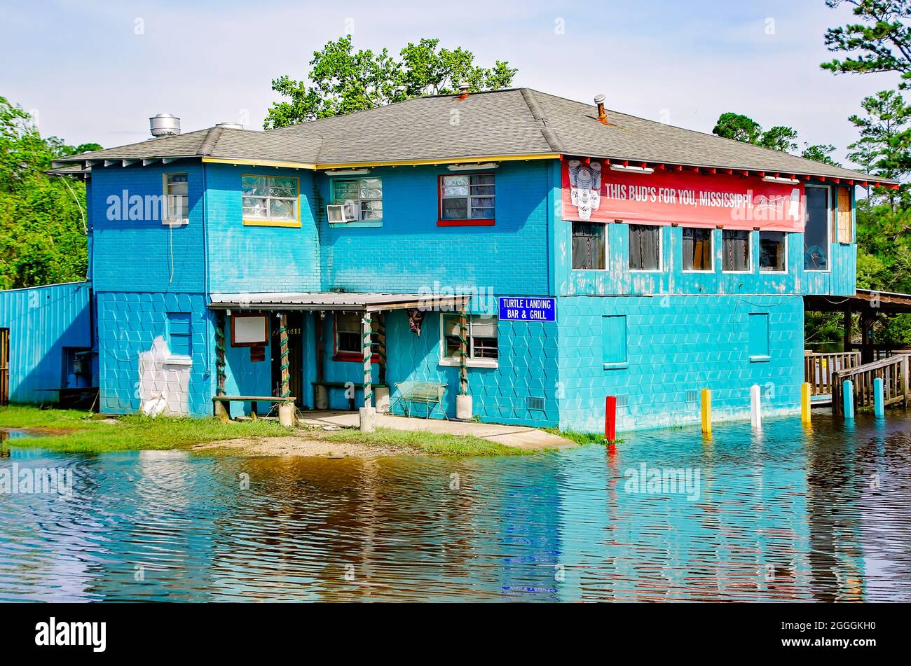 L'eau de crue de l'ouragan Ida entoure Turtle Landing Bar & Grill, le 30 août 2021, à Pearlington, Mississippi. Banque D'Images