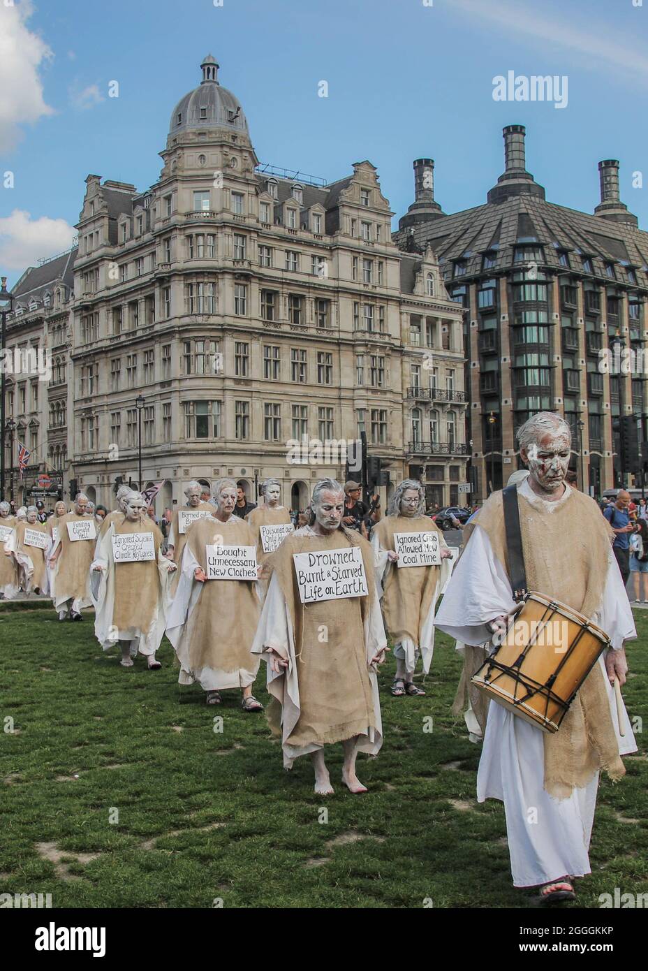 Londres, Royaume-Uni. 24 août 2021. Extinction les Pénitents de la rébellion traversent Londres, de Piccadilly à la place du Parlement. Contrairement à d'autres groupes XR dont les actions sont principalement performatives, les Pénitents apportent une humeur profondément contemplative à la rébellion. Leur marche est une méditation intérieure. Les pénitents portent le fardeau de tous les crimes humains contre l'environnement et les humains et un écriteau décrivant leur propre péché. Banque D'Images