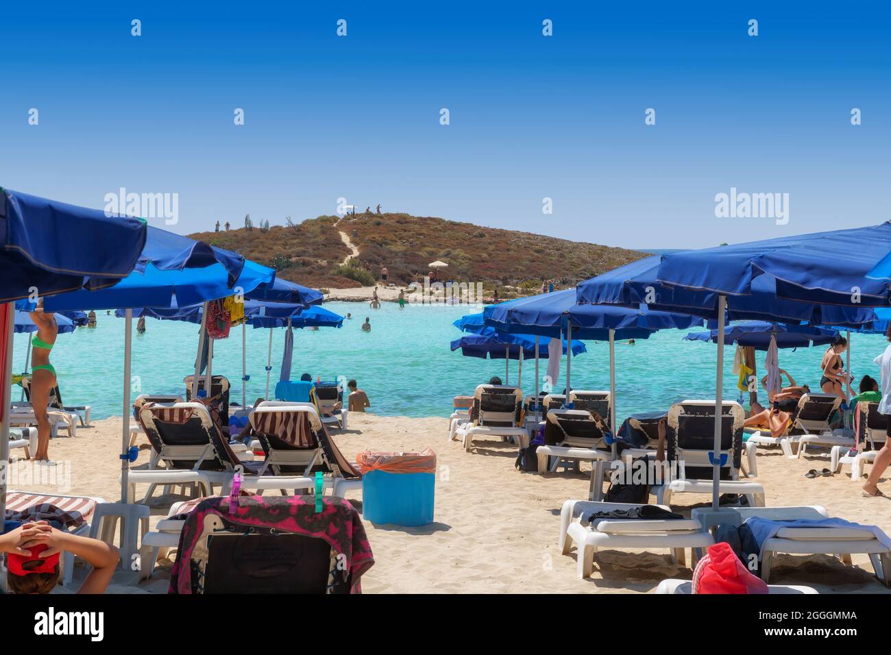 Blue Beach parasols et chaises longues sur la plage de sable d'Ayia Napa, Chypre Banque D'Images