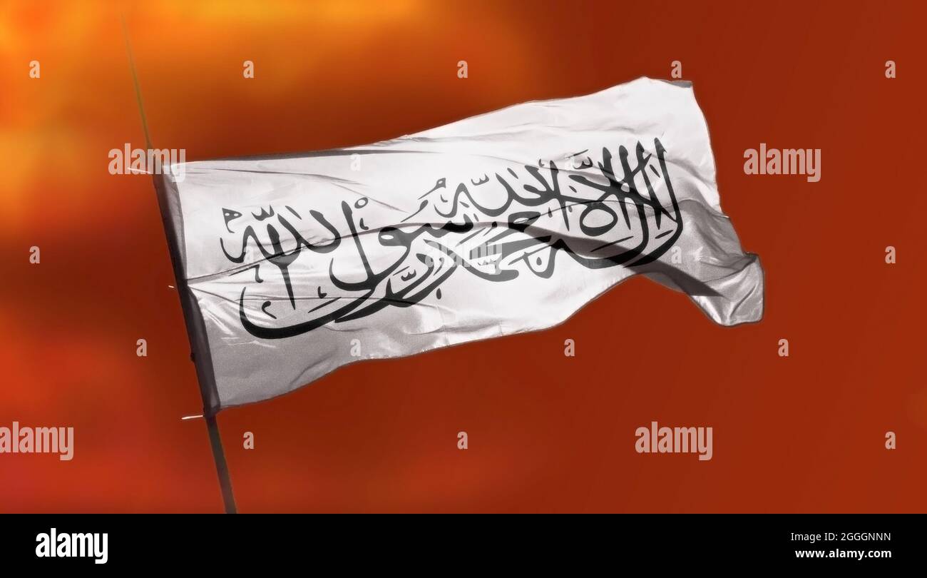 Drapeau de l'Afghanistan, l'Afghanistan au pouvoir des Taliban. L'inscription de traduction « shahada » est écrite sur le centre du drapeau blanc Banque D'Images