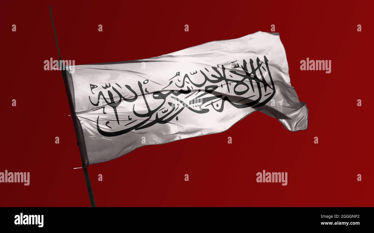 Drapeau de l'Afghanistan, l'Afghanistan au pouvoir des Taliban. L'inscription de traduction « shahada » est écrite sur le centre du drapeau blanc Banque D'Images