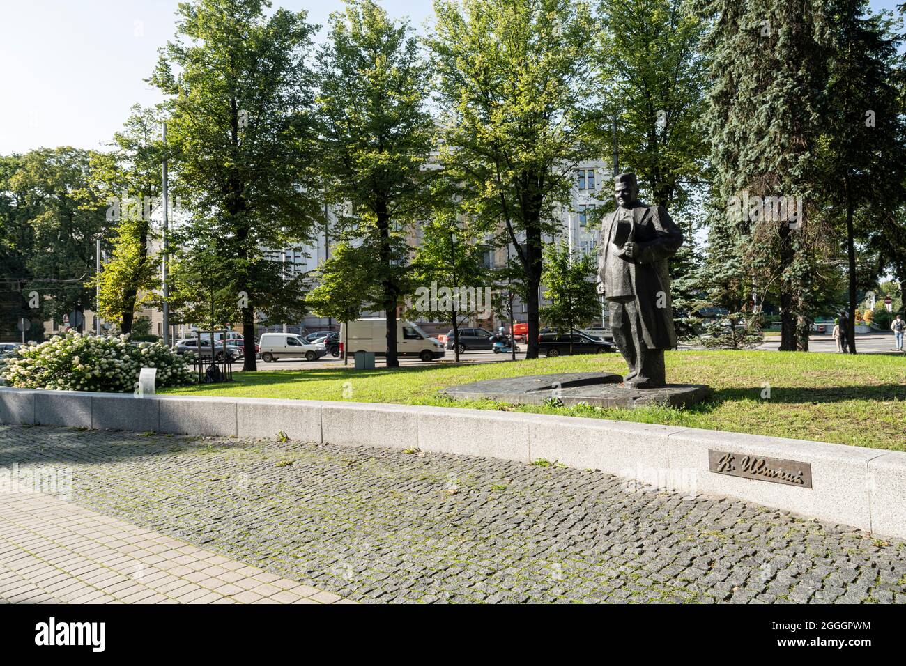 Riga, Lettonie. Août 2021. Le Monument à Kārlis Ulmanis dans un parc du centre-ville Banque D'Images