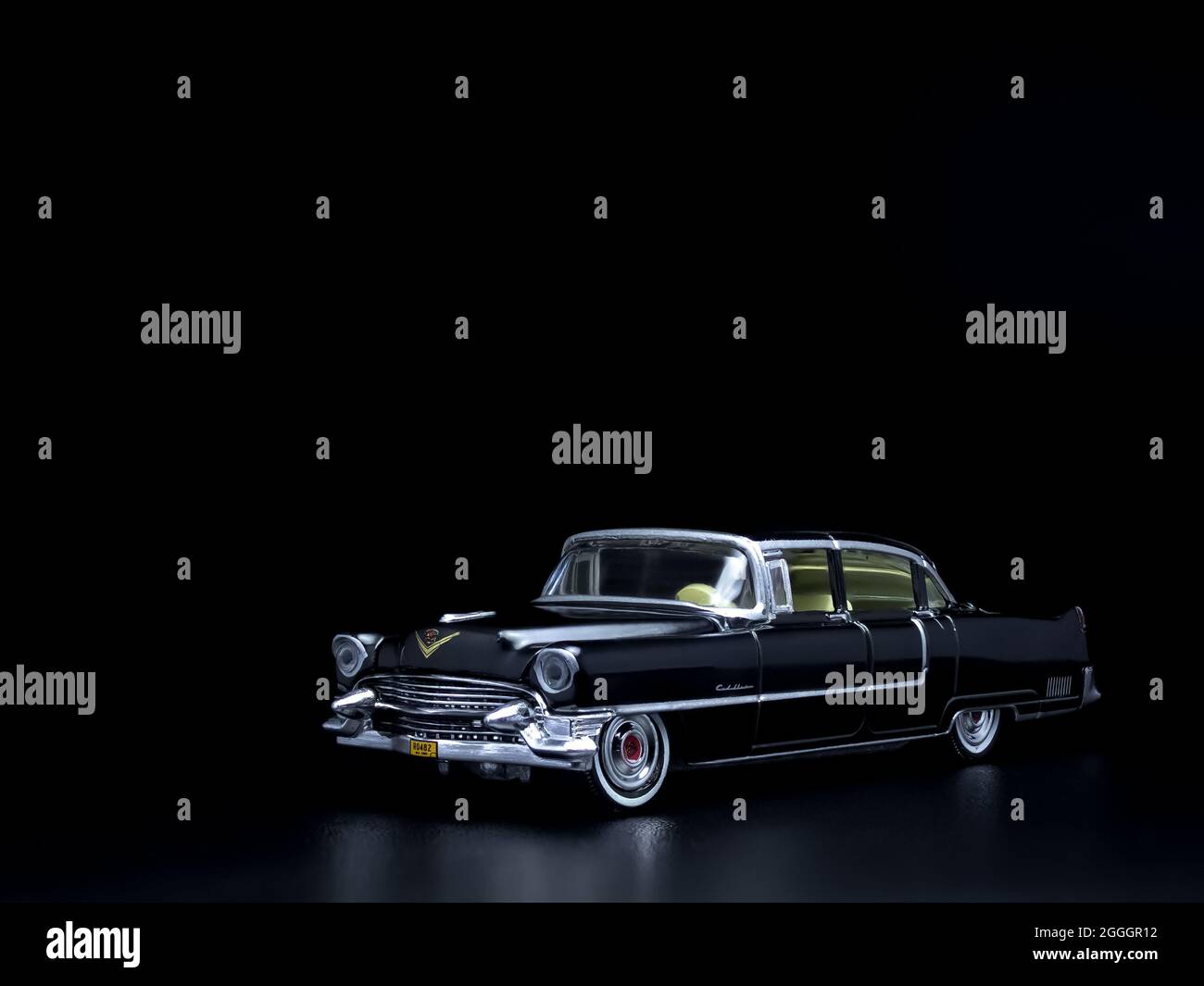 1/64 échelle Greenlight noir 1955 Cadillac Fleetwood voiture-jouet sur fond  noir foncé Photo Stock - Alamy
