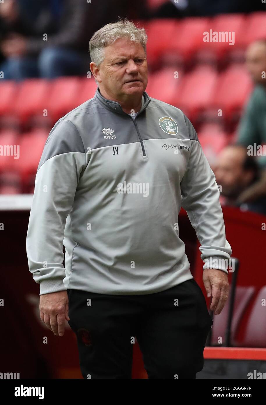 John Yems, directeur de Crawley Town, gestes de la ligne de contact lors du match du Trophée Papa John’s entre Charlton Athletic et Crawley Town à la Valley de Londres. 31 août 2021 Banque D'Images