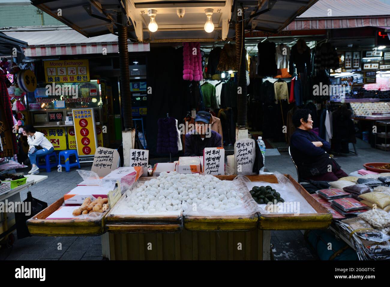 Un vieil homme coréen qui vend des bonbons traditionnels coréens a t le marché de Namdaemun à Séoul, en Corée du Sud. Banque D'Images