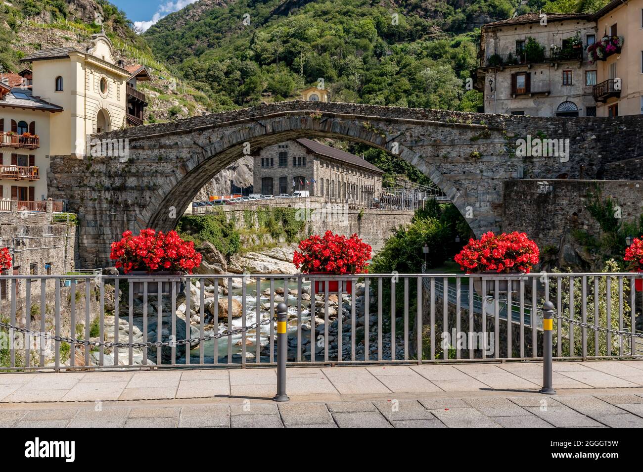 De belles fleurs rouges décorent le centre historique du Pont Saint Martin, Valle d'Aoste, Italie, près de l'ancien pont romain Banque D'Images
