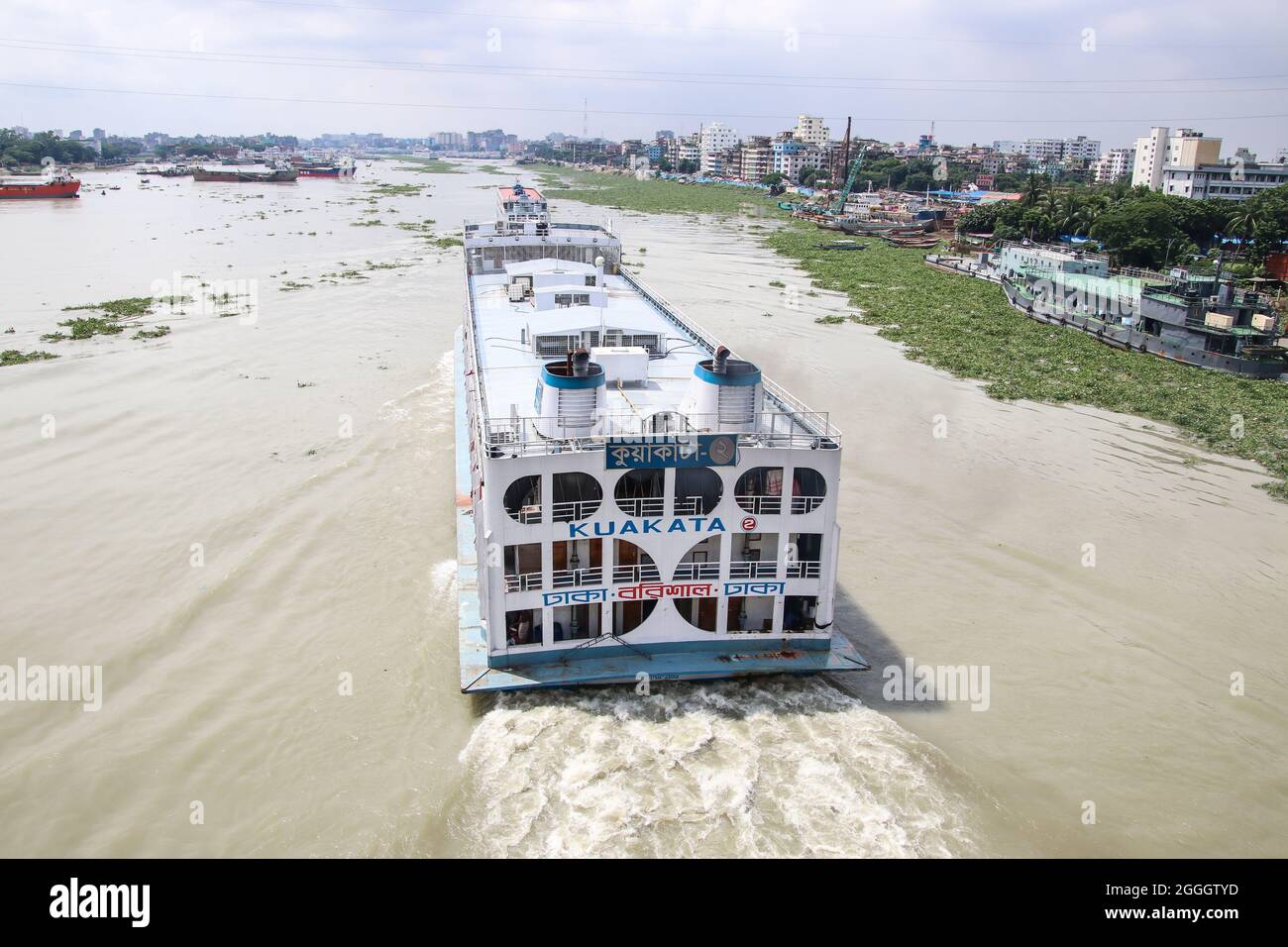 Dhaka, Bangladesh : le fleuve Buriganga est toujours occupé avec des bateaux en bois et des ferries à passagers Banque D'Images