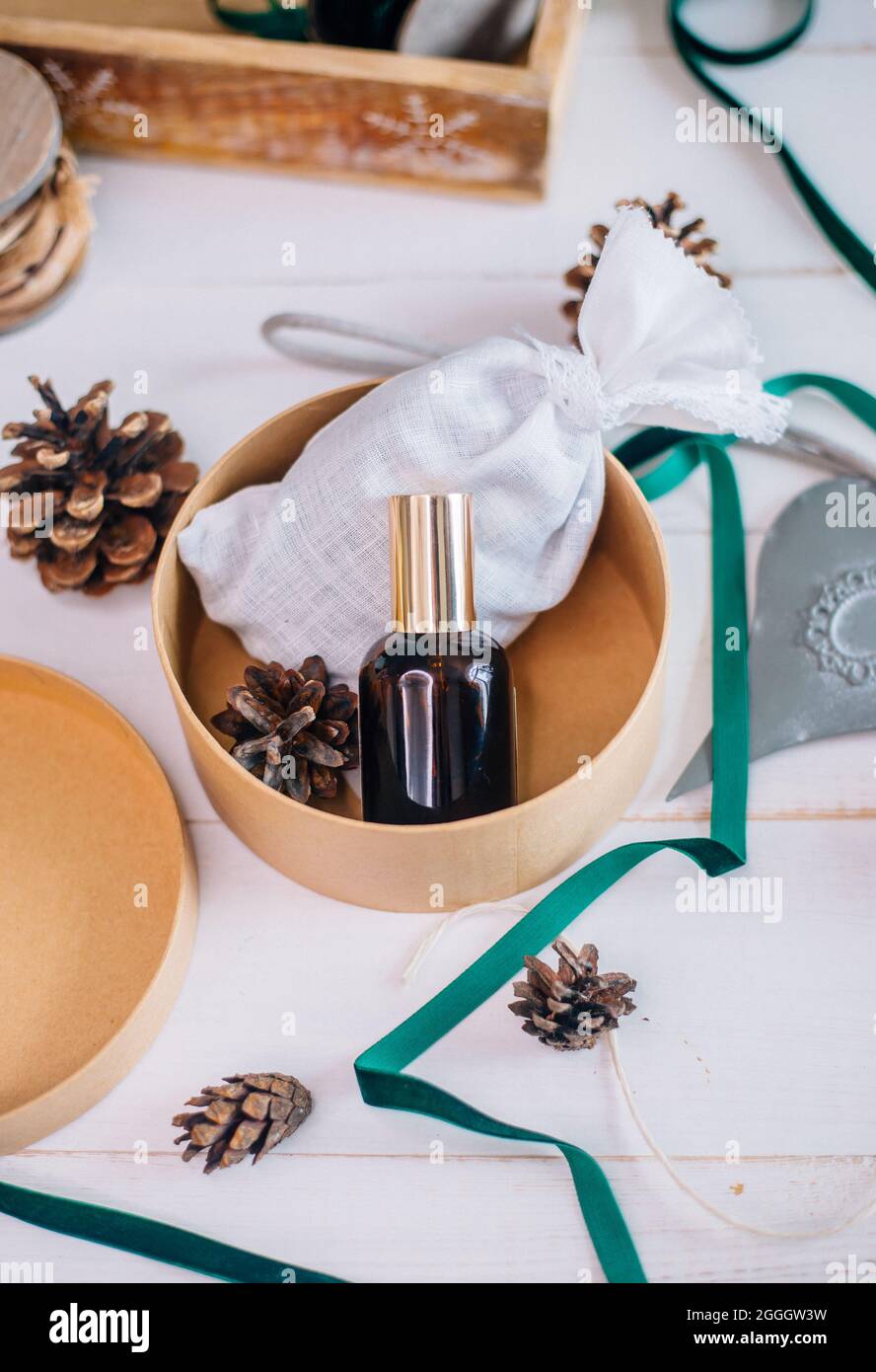 Une maquette d'une bouteille en verre avec un produit cosmétique comme cadeau de Noël. Banque D'Images