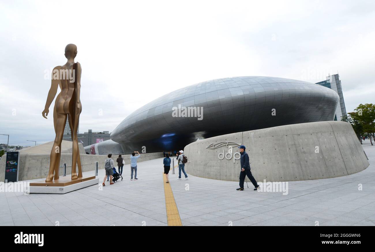 L'emblématique Dongdaemun Design Plaza à Séoul, en Corée. Banque D'Images