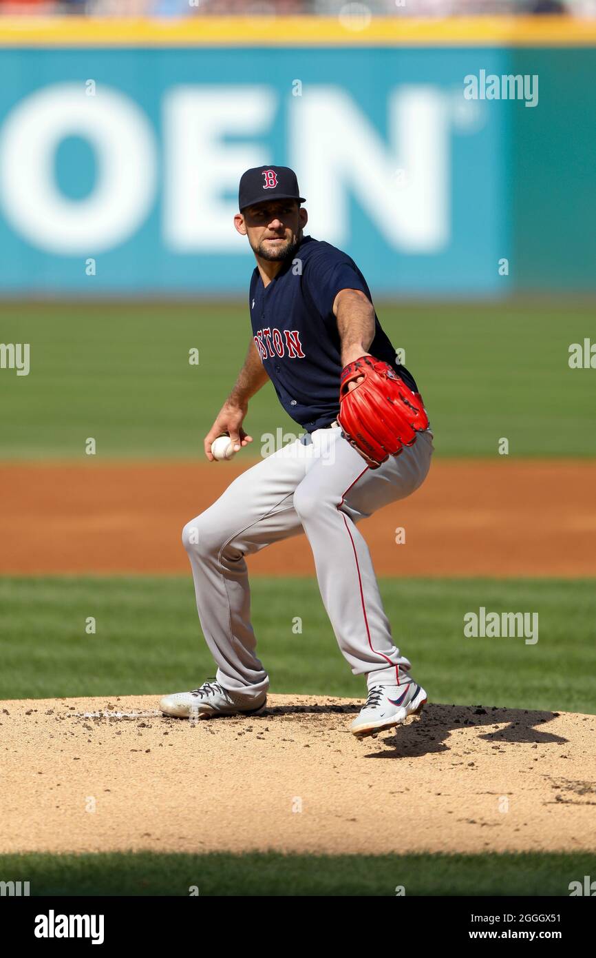 Lanceur Boston Red Sox Nathan Eovaldi #17 lance le ballon lors d'un match de la saison régulière de la MLB contre les Cleveland Indians, samedi 28 août 2021, Banque D'Images