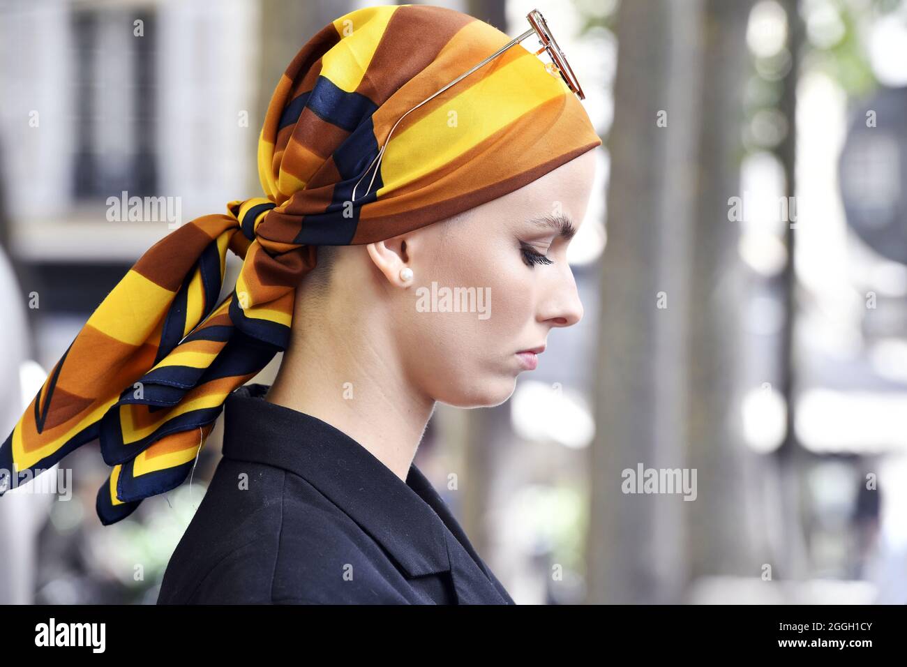 Chanel scarf Banque de photographies et d'images à haute résolution - Alamy
