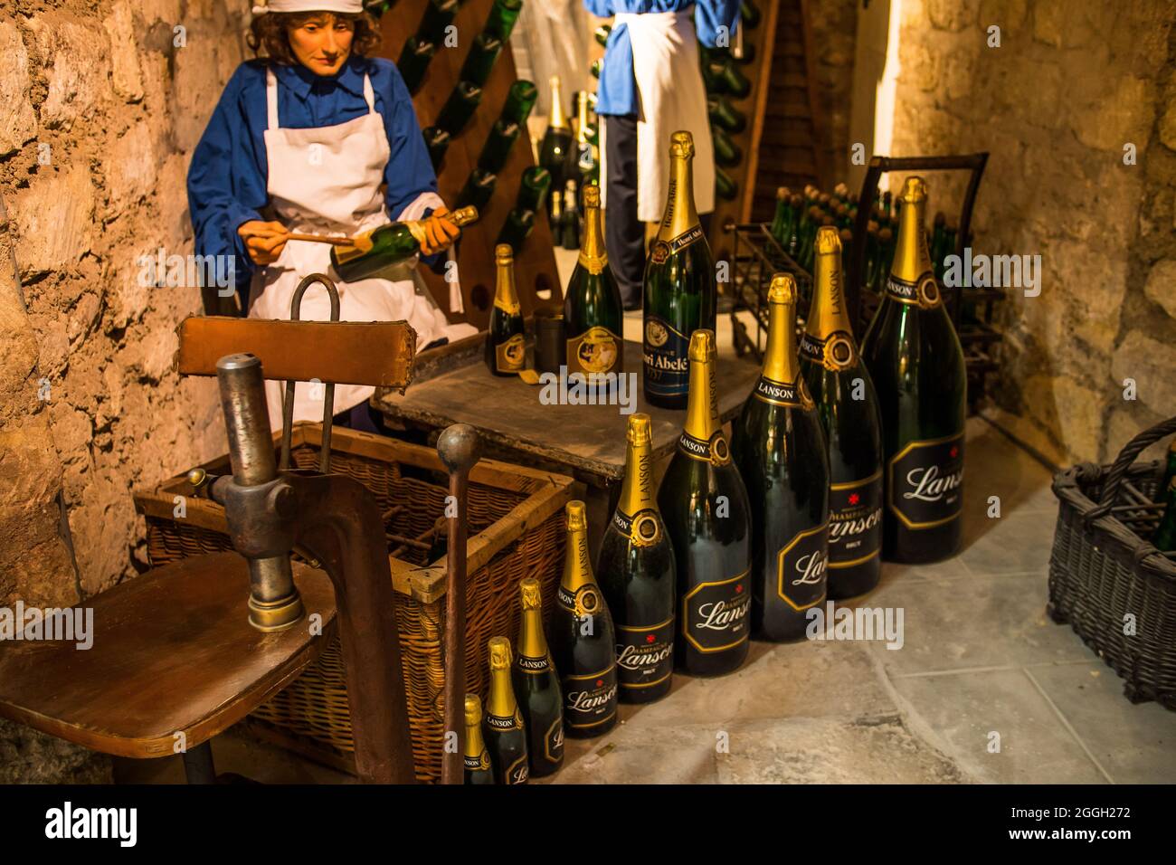 PARIS, FRANCE - 06 août 2021 : présentation de bouteilles de champagne avec des figurines de cire à la salle d'exposition de Champagne-making du Musée du vin de Paris en France. Banque D'Images