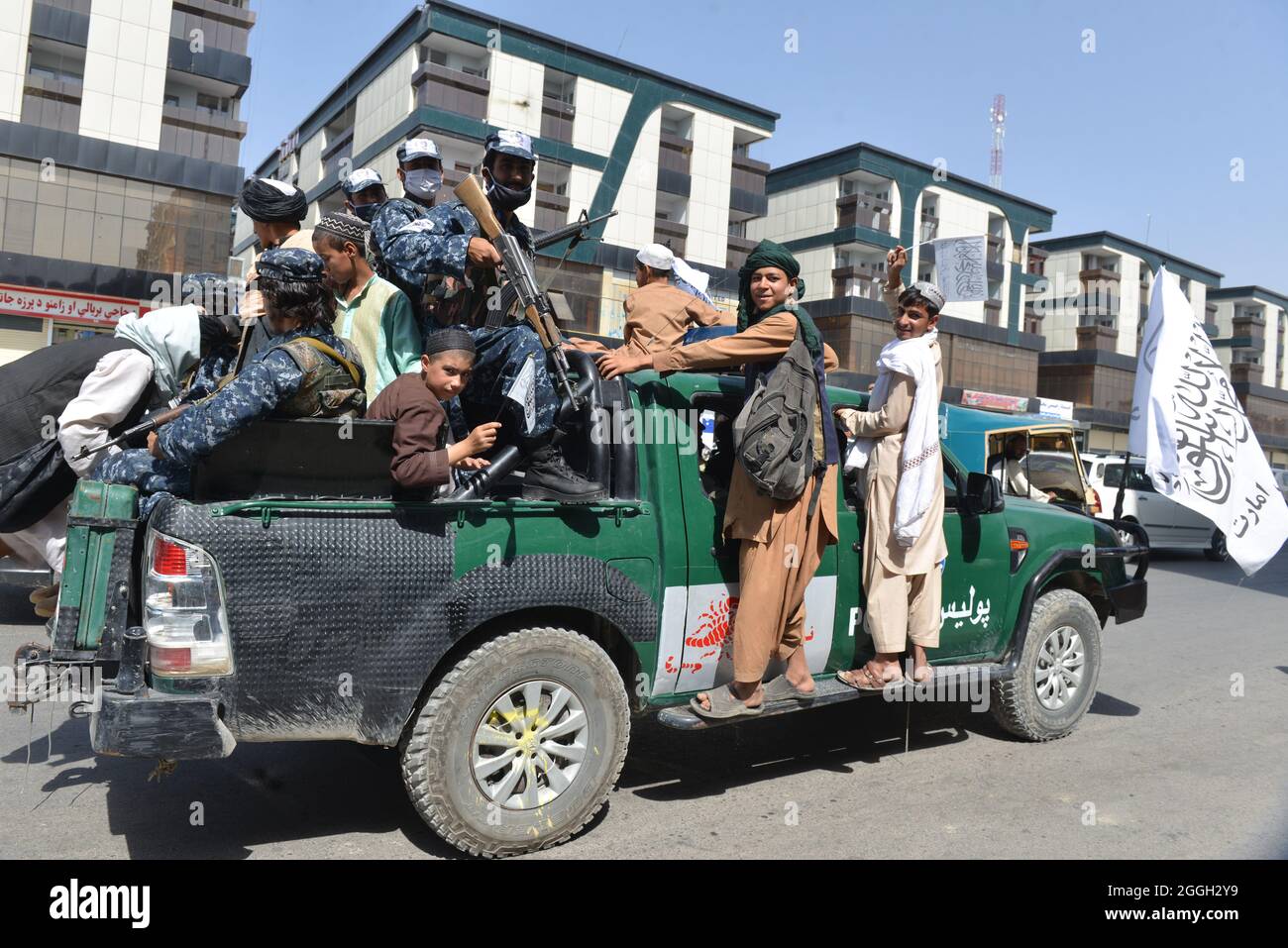 Kandahar, sud de l'Afghanistan. 31 août 2021. Les combattants talibans et leurs partisans ont célébré dans tout l'Afghanistan avec le départ final de toutes les troupes américaines. Se vante de la fin de 20 ans de présence militaire étrangère. Banque D'Images