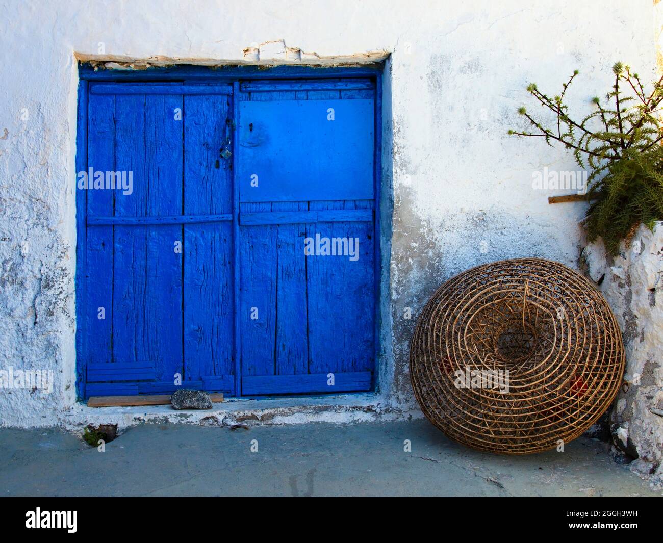 Maison de pêcheur et piège sur l'île de Santorin dans la mer Égée dans le sud de l'archipel des Cyclades en Grèce. Banque D'Images