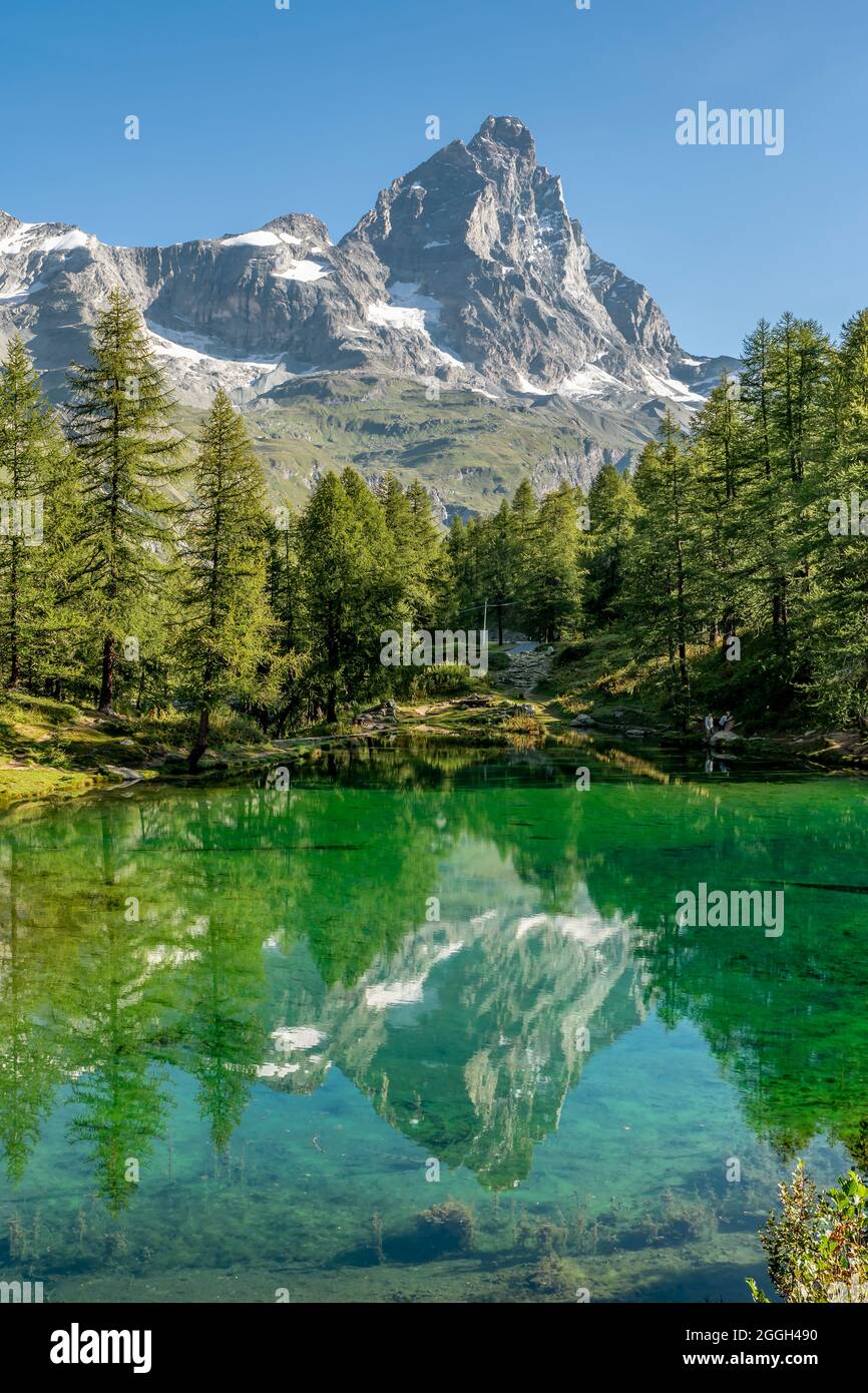 Belle vue verticale du Lac Bleu ou Layet, Valle d'Aoste, Italie, dans laquelle le Mont Cervino se reflète Banque D'Images