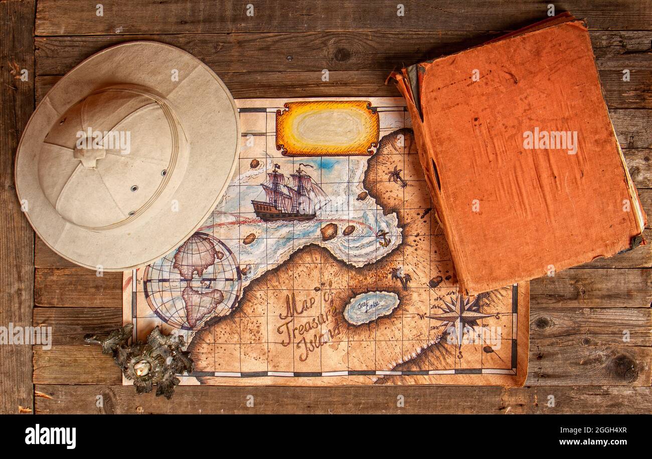 encore la vie avec un casque en liège avec une vieille carte du trésor sur une table en bois vue sur le dessus Banque D'Images