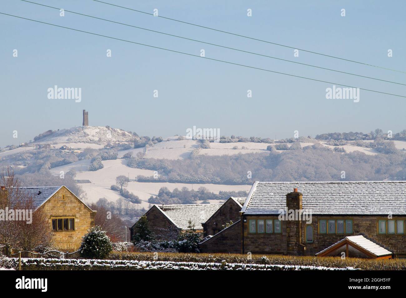 Castle Hill vu de Honley Village dans la neige Banque D'Images