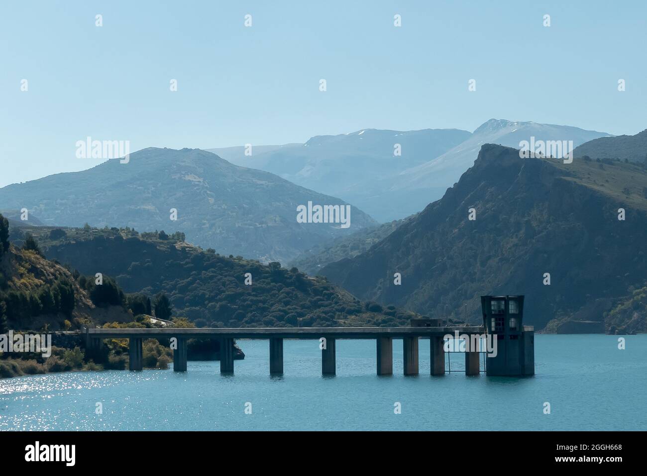 Grenade en Espagne : les eaux turquoises de l'Embalse de Canales. Banque D'Images