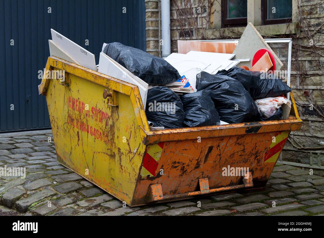 Poubelle jaune et sacs jaunes pour les d?�chets plastiques Banque de photographies et d�??images ?� 
