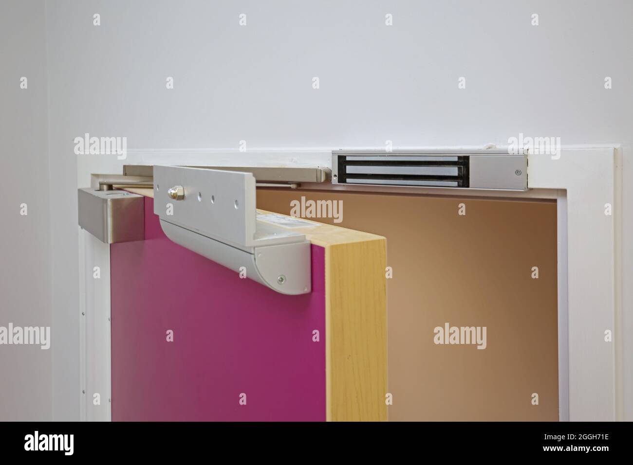 Système de verrouillage électromagnétique des portes sur une nouvelle porte de centre de santé à Londres, Royaume-Uni. Fait partie d'un système de contrôle d'accès électronique. Banque D'Images