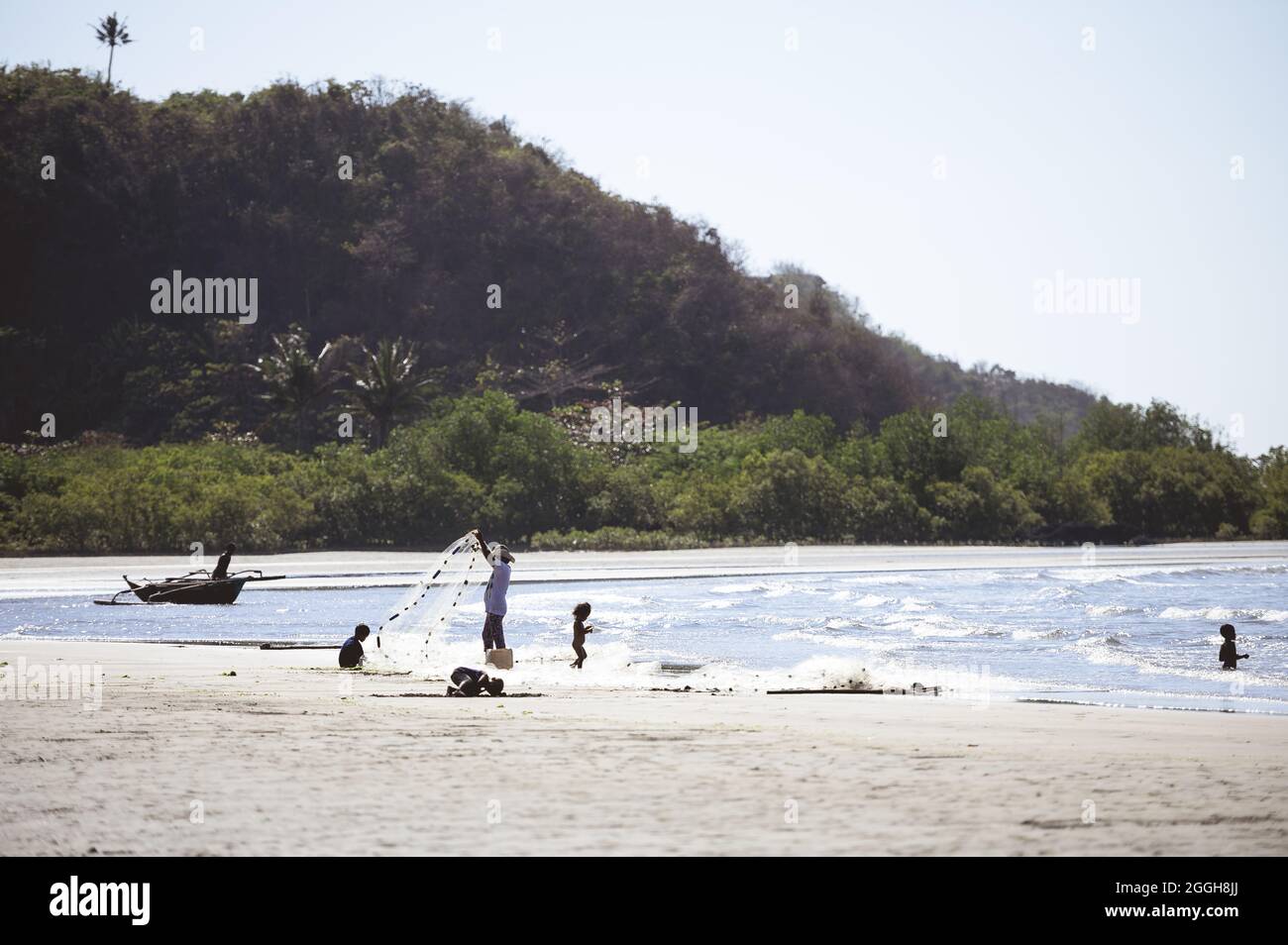 BACOLOD, PHILIPPINES - 03 mars 2019 : village de pêcheurs philippin sur la côte avec des populations locales pêchant dans l'océan avec des filets Banque D'Images