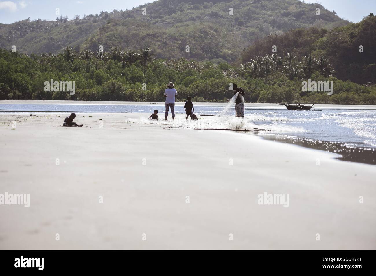 BACOLOD, PHILIPPINES - 03 mars 2019 : village de pêcheurs philippin sur la côte avec des populations locales pêchant dans l'océan avec des filets Banque D'Images