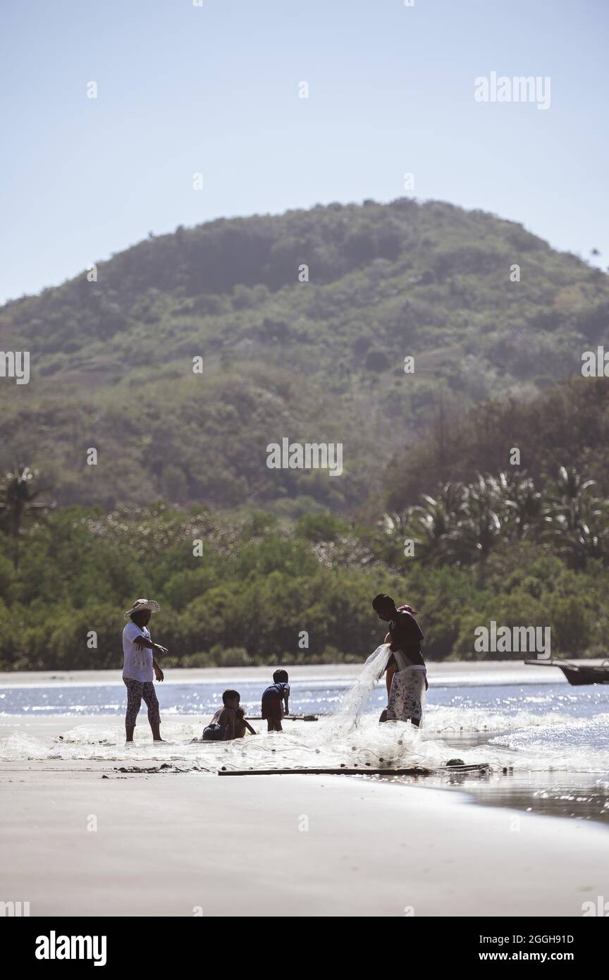 BACOLOD, PHILIPPINES - 03 mars 2019 : village de pêcheurs philippin sur la côte avec des populations locales pêchant dans l'océan avec des filets Banque D'Images