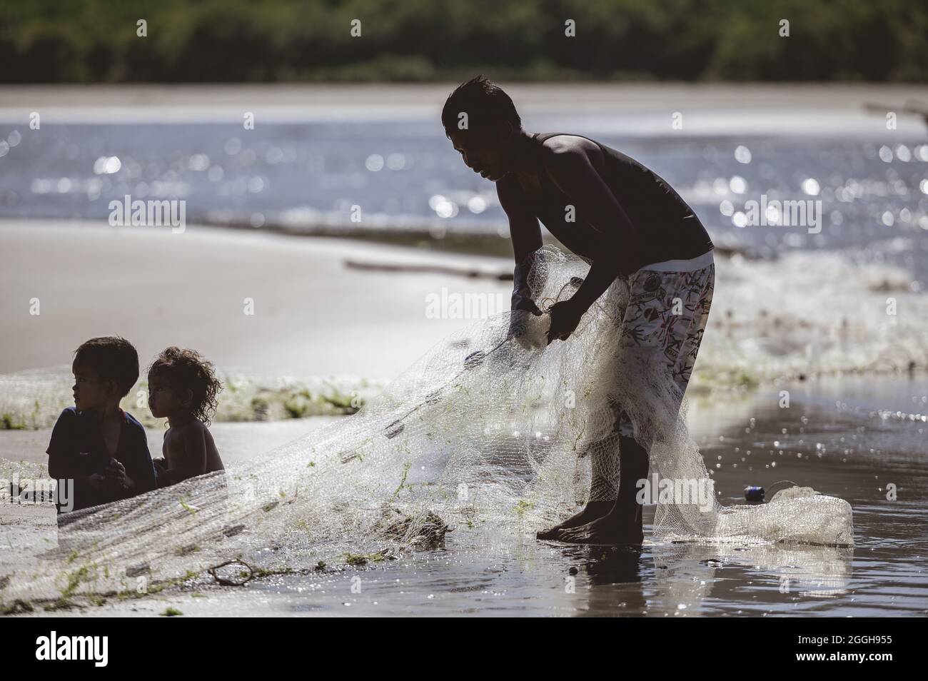 BACOLOD, PHILIPPINES - 03 mars 2019 : village de pêcheurs philippin sur la côte avec des populations locales pêchant dans l'océan avec des filets Banque D'Images