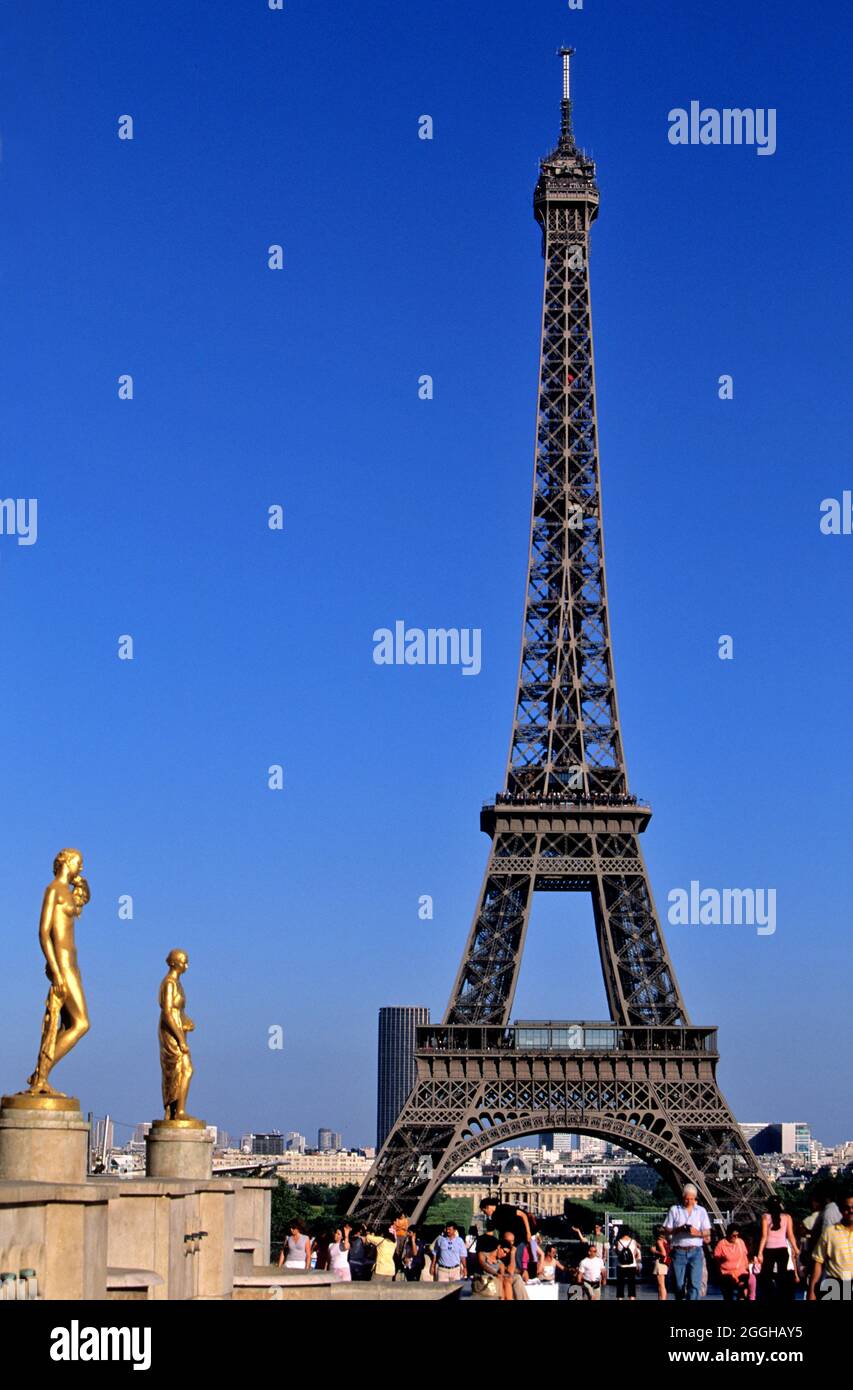 FRANCE. PARIS (75) LA TOUR EIFFEL VUE DU PALAIS DE CHAILLOT ET DE LA PLACE DU TROCADÉRO Banque D'Images