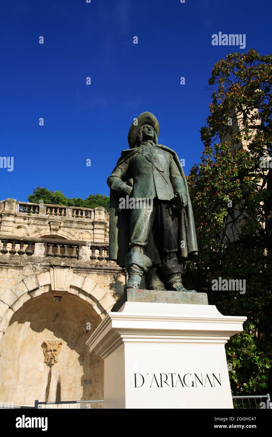 FRANCE. GERS (32) VILLE D'AUCH. STATUE D'ARTAGNAN DEVANT LES ESCALIERS MONUMENTAUX Banque D'Images