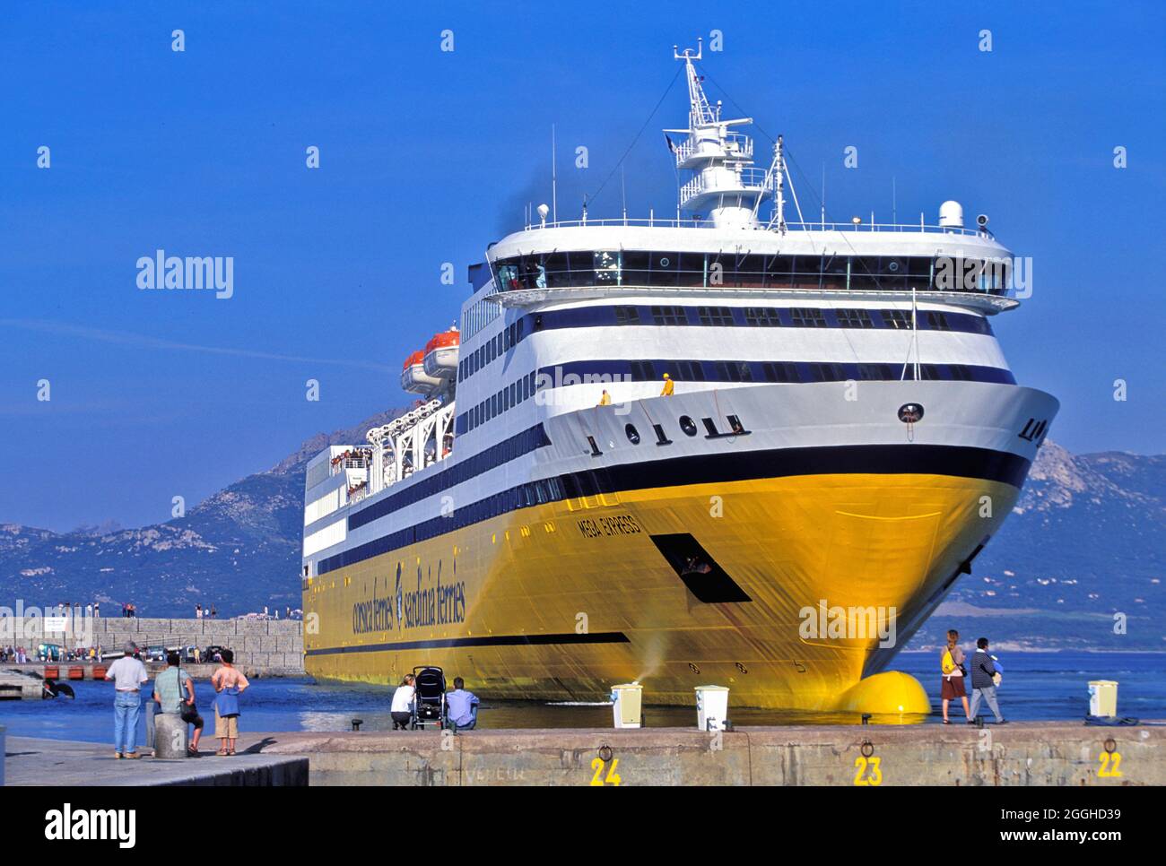 FRANCE. HAUTE-CORSE (2B) BALAGNE. CALVI. CORSE FERRIES BATEAU AU PORT Banque D'Images