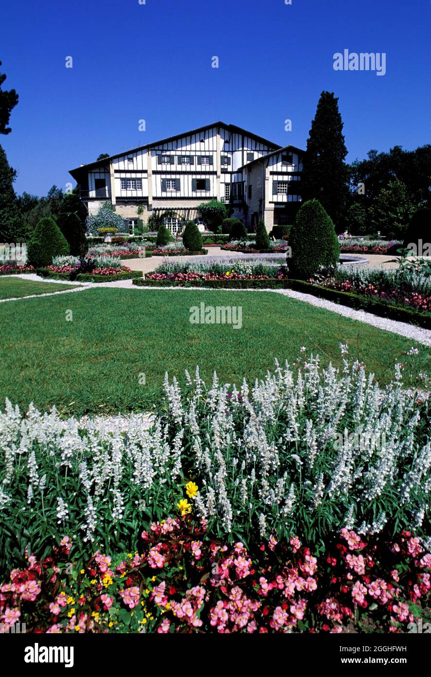 FRANCE. PYRÉNÉES-ATLANTIQUES (64) PAYS BASQUE. ARNAGA VILLA GARDENS (MUSÉE EDMONT ROSTAND, AUTEUR CYRANO DE BERGERAC) DANS LE VILLAGE DE CAMBO-LES-BAINS Banque D'Images