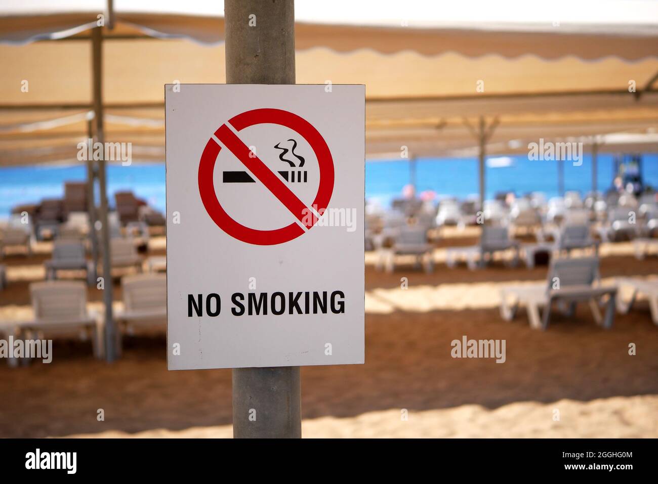 Panneau interdiction de fumer sur la plage. Il est interdit de fumer sur la plage. Banque D'Images