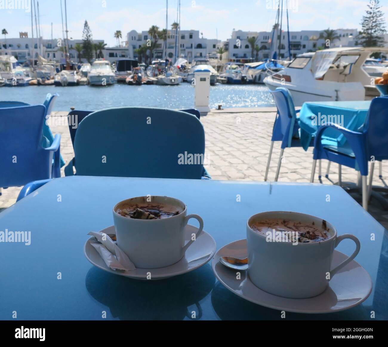 Deux tasses de café avec crème glacée et tubes à dessert en face de la station de Port El Kantaoui en Tunisie Banque D'Images