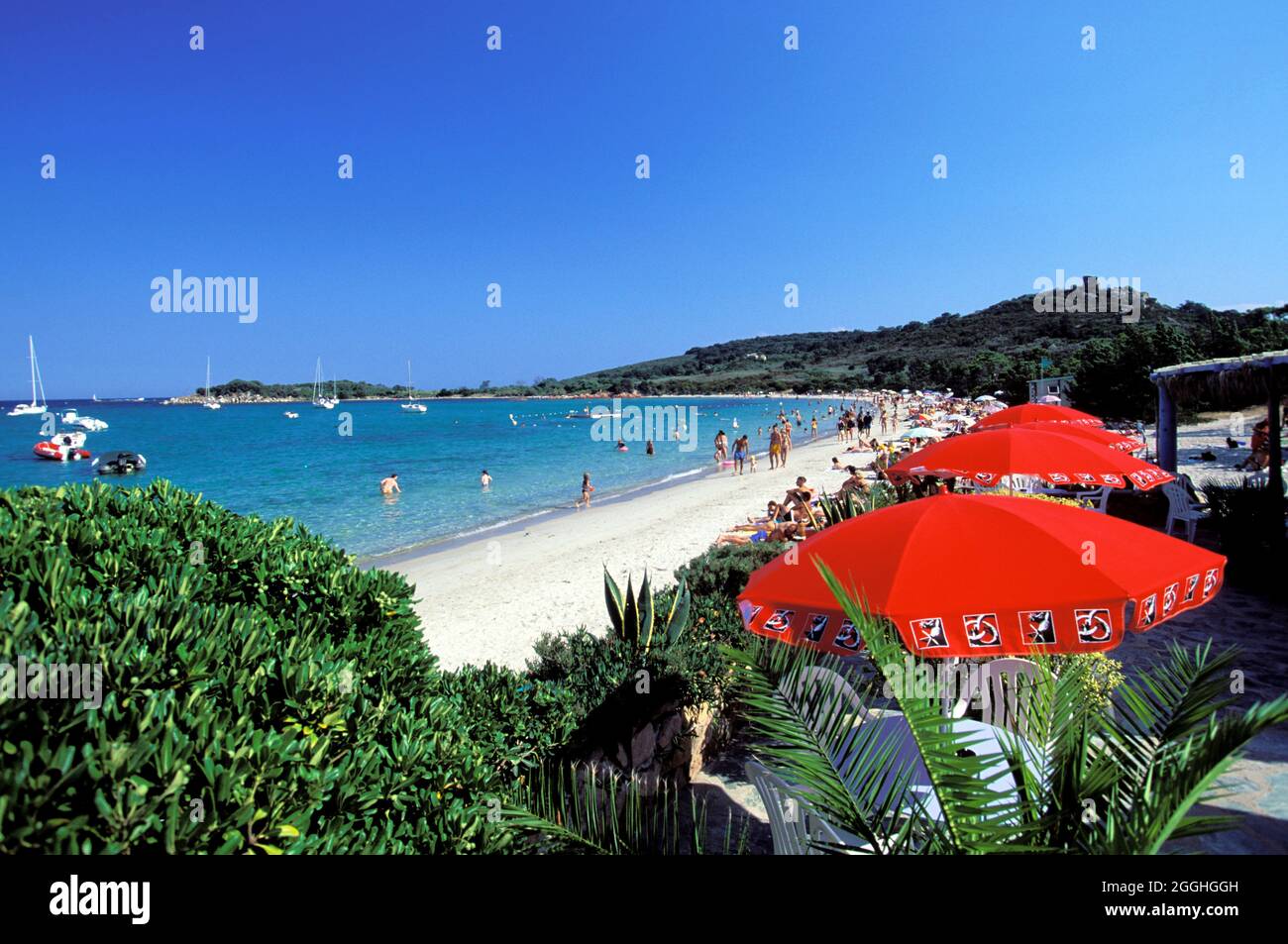 FRANCE. CORSE DU SUD (2A) PARASOLS ROUGES SUR LA PLAGE DE PORTO-VECCHIO Banque D'Images