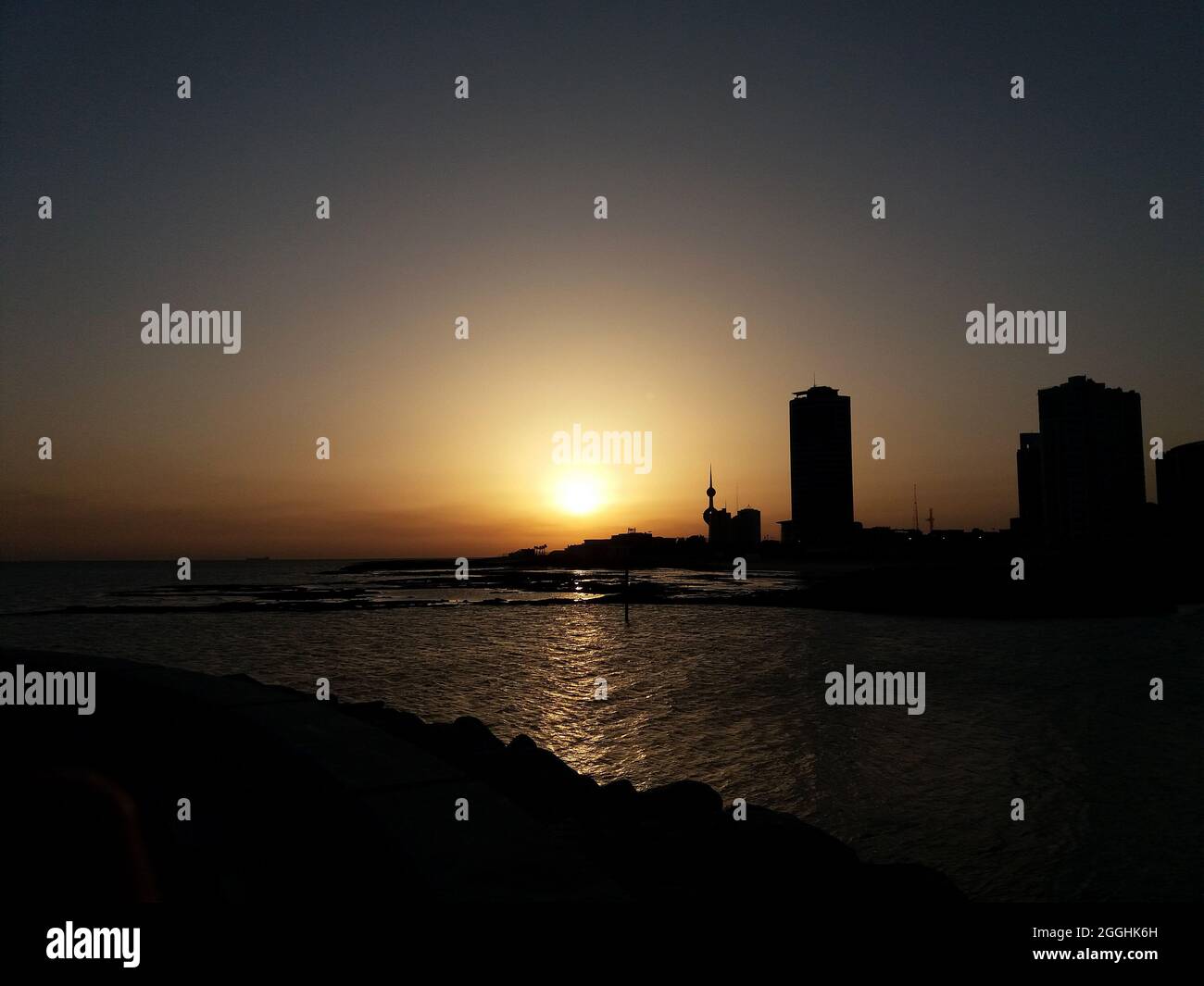 Belle vue sur le lever du soleil. Tour et gratte-ciel du Koweït. Banque D'Images