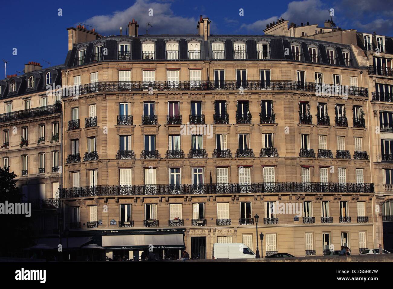 FRANCE. PARIS (75) 4ÈME ARRONDISSEMENT. ILE SAINT-LOUIS, BÂTIMENT SUR LE QUAI D'ORLÉANS Banque D'Images