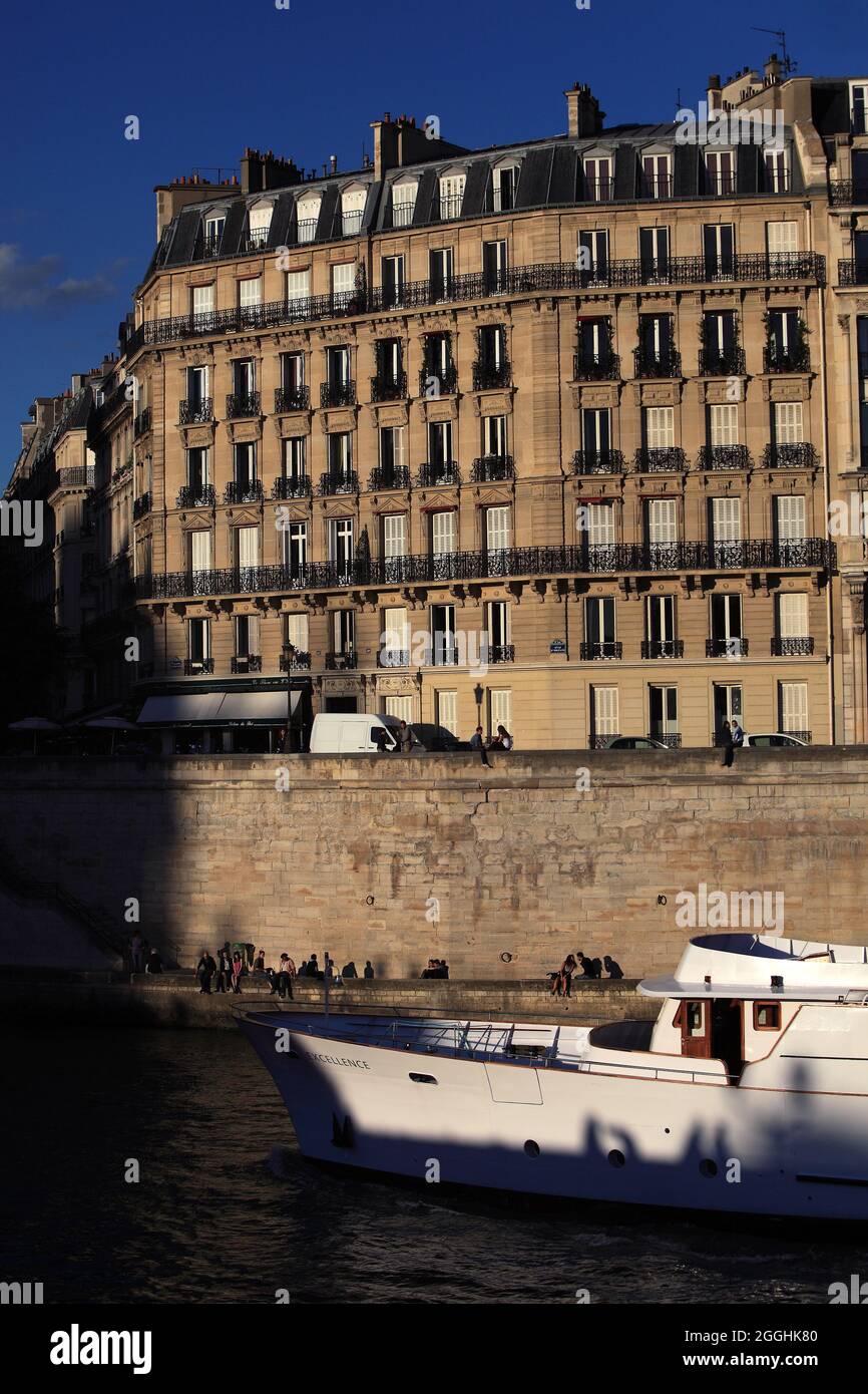 FRANCE. PARIS (75) 4ÈME ARRONDISSEMENT. ILE SAINT-LOUIS, BÂTIMENT SUR LE QUAI D'ORLÉANS Banque D'Images