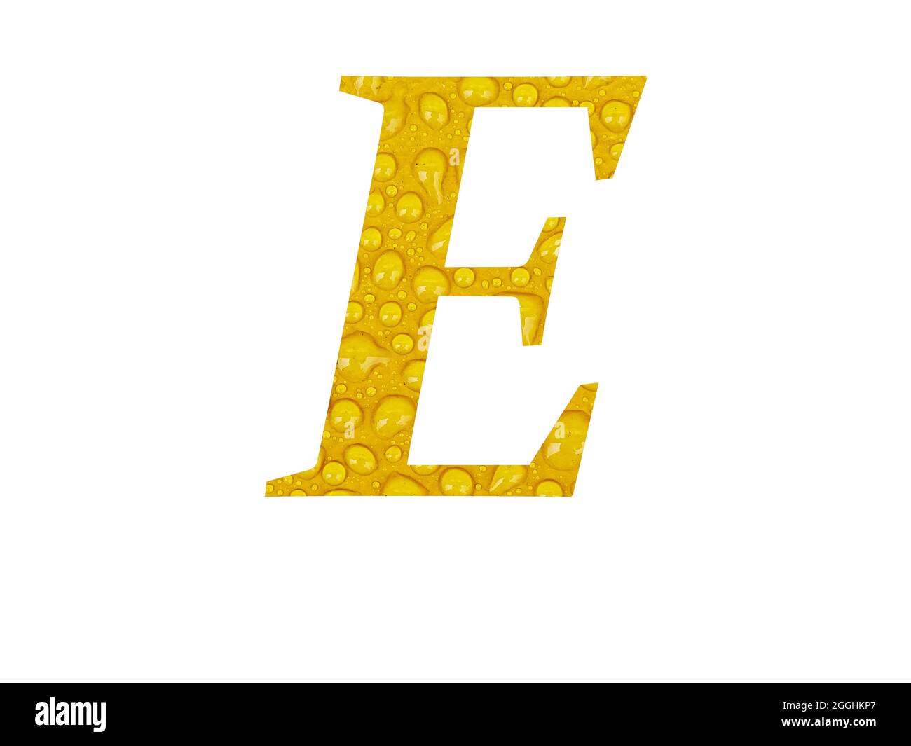 Lettre E de l'alphabet faite de gouttes de pluie sur fond jaune, isolée sur fond blanc Banque D'Images