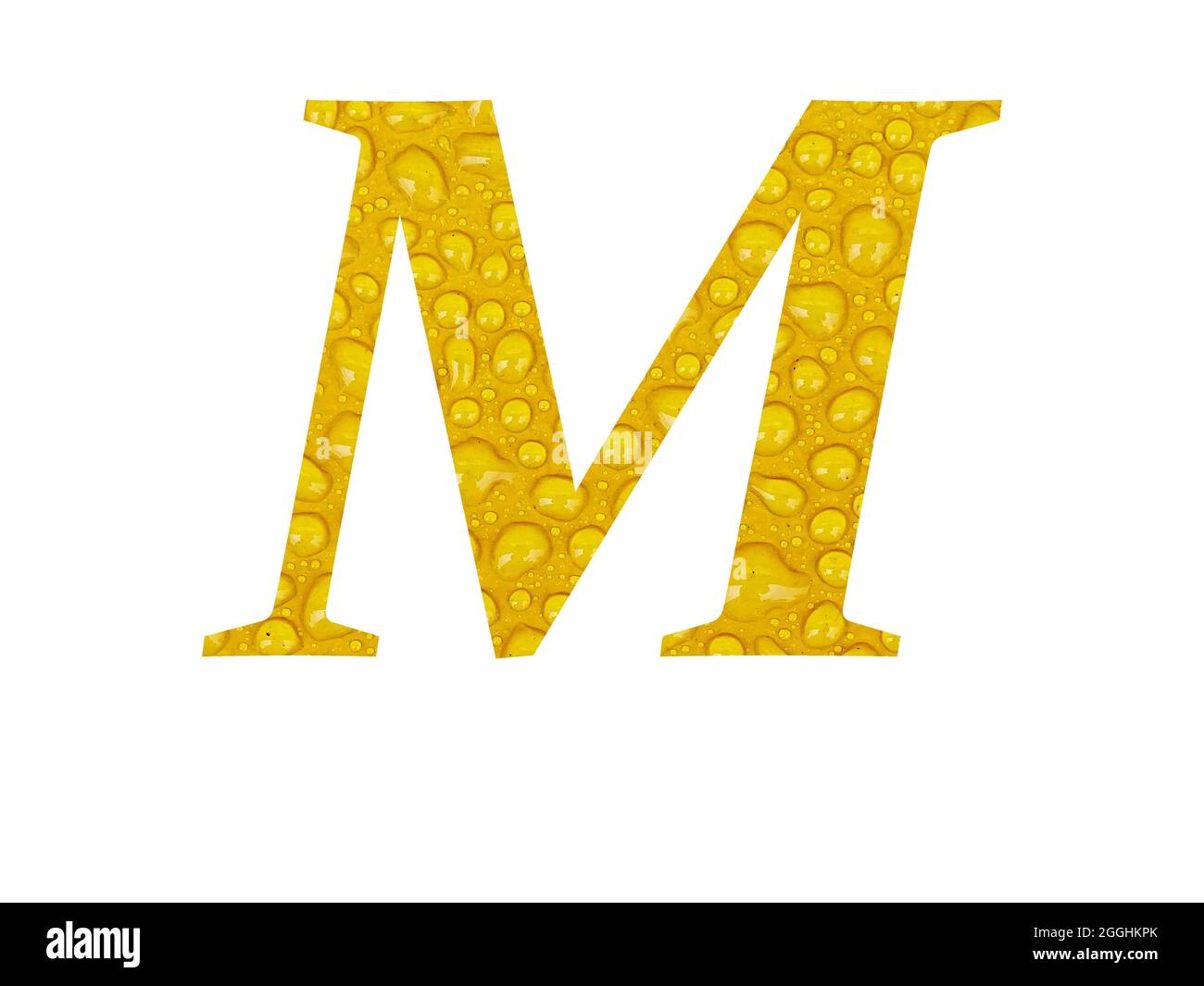 Lettre M de l'alphabet faite de gouttes de pluie sur fond jaune, isolée sur fond blanc Banque D'Images