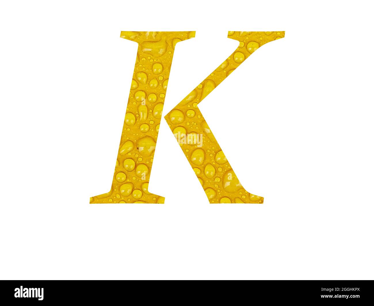 Lettre K de l'alphabet faite de gouttes de pluie sur fond jaune, isolée sur fond blanc Banque D'Images