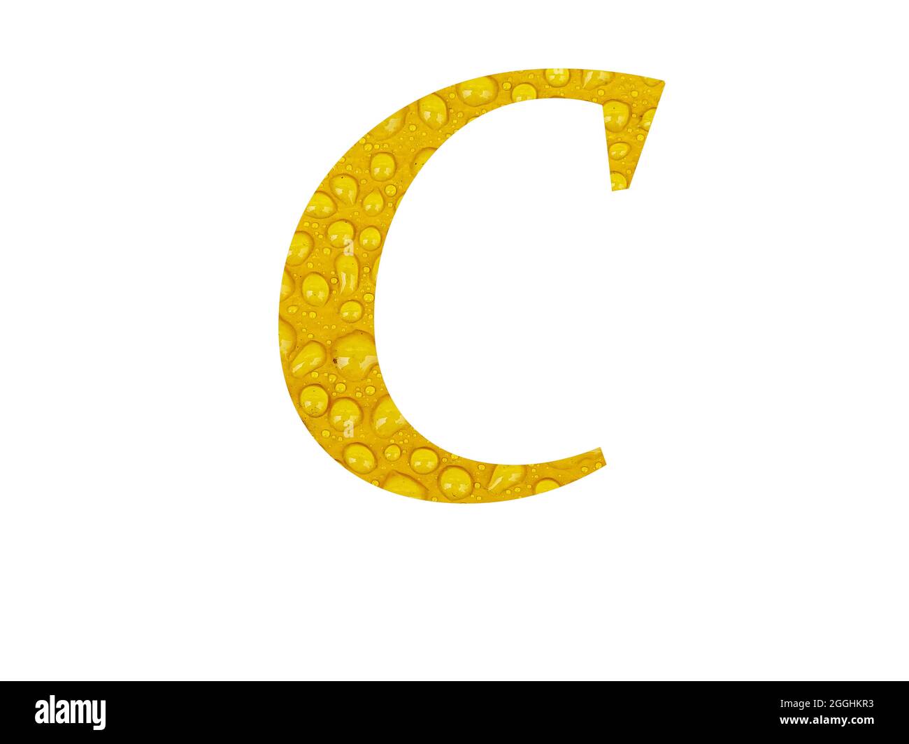 Lettre C de l'alphabet faite de gouttes de pluie sur fond jaune, isolée sur fond blanc Banque D'Images