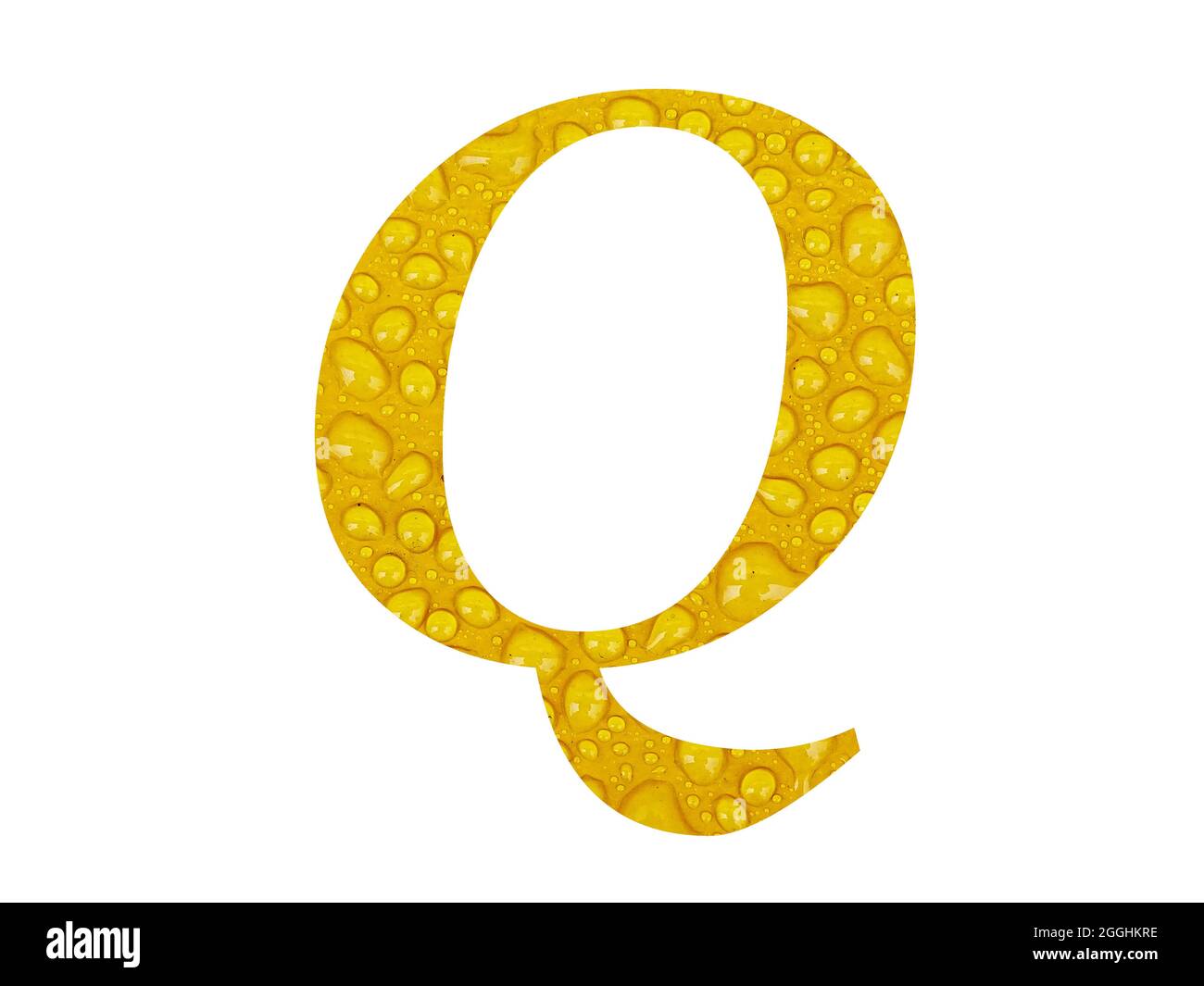 Lettre Q de l'alphabet faite de gouttes de pluie sur fond jaune, isolée sur fond blanc Banque D'Images